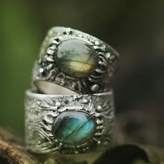 Пост о индивидуальности ручной работы)
На эту тему сказано многое и без меня, но вот простой пример - два кольца, меньшее, с теплым лабрадором создавалось, как повтор большого, синелабрадорового. Итог - совершенно разные кольца, даже не смотря на сами камни, объединенные лишь идеей).
Кольцо с древесной фактурой.
Все больше увлекает меня игра с кастами, и тут крепление камня веточками фентезийного древа, кора, охватывающая яркую изумрудину дождя.
Серебро&лабрадор.
.
...
#серебряноекольцо #текстуры #грубоекольцо #широкоекольцо #кольцослабрадором #лабрадор #текстурадерева #древеснаятекстура
#текстурноекольцо #texture #texturing #ringgirl #ring #silverring #handmadering #autentic #ringmen #labrador #labradorring #woodtexture #woodring #roughring #ringwithbranches #branchesring