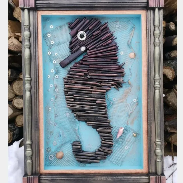 Всем привет!) Картина "Морской конёк" в стиле #стимпанк и #ассамбляж. Очень часто заказывают. Идеально вписываются в интерьер. С размером картины и материалами, используемые в работе, можно поиграть 😉.
С уважением,
⚙️Мастерская "SanSey.Steampunk", Александр Самышин