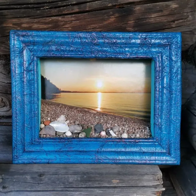 ⚙️Объёмное панно в стиле ассамбляж #ассамбляж "Благодать на Волге"
🔹Размер 30×39 см
🔹ЕСТЬ в наличии!
〰️〰️〰️〰️〰️〰️〰️〰️〰️〰️〰️〰️〰️〰️〰️〰️〰️〰️〰️—Люди часто спрашивают меня, как я делаю такие картины. Я говорю им, что Я просто шагаю в это. Просто присоединяюсь к реке, к её потоку, и стараюсь проплыть по её течению. Стараюсь прочувствовать каждый момент и отразить в картине. Ведь каждый момент несёт свою тайну. 
С детства я фотографировал живописные места своей малой родины и это увлечение осталось по настоящее время. Даже как-то создал слайд-шоу «Пучежская сторонушка», используя более 700 личных фотографий. Основное место в моих фотографиях природы, конечно же, занимает Волга. Вот как раз её изображения и служат основой для создания моих фотокомпозиций. Любой мой выход на Волгу стал ещё сопровождаться и поиском необходимого материала: красивые камни(нередко несущие на себе следы раковин), кварц, известняк, слюда, кремний, белемнит. Как вы уже, наверное, разглядели в картине - это и дерево, обработанное водой, и ракушки, и шишки различных деревьев, и даже бутылочное стекло, можно найти и монеты 😉. Всё это накладываю на фотографии и получаю интересные комозиции. Которые радуют моих родных, друзей и заказчиков).Надеюсь и вам они тоже понравятся)жду ваших отзывов и комментариев🤔
〰️〰️〰️〰️〰️〰️〰️〰️〰️〰️〰️〰️〰️〰️〰️〰️〰️〰️
С уважением,
⚙️Мастерская "SanSey.Steampunk", Александр Самышин