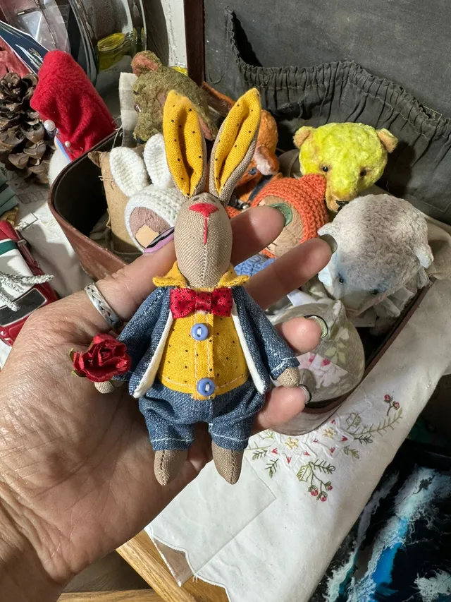 ✨ Handmade bunnies are looking for a new home 🐰💛
Lovingly sewn and filled with coziness, these two are ready to bring warmth and joy to their new family.
Perfect as a gift or to add a little bit of comfort to your home 🌿

#handmade #handcrafted #bunny #bunniesofinstagram #softtoy #handmadetoy #giftidea #cute #cozyhome #ballwool #craftlove #madebyhand