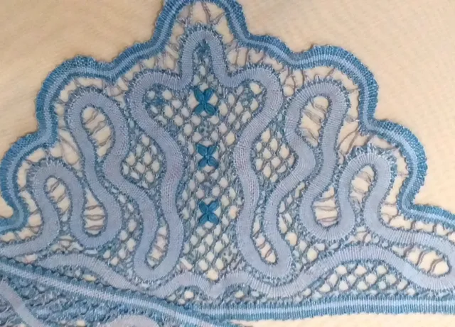 Lace edges for a scarf or bag, woven on bobbins.