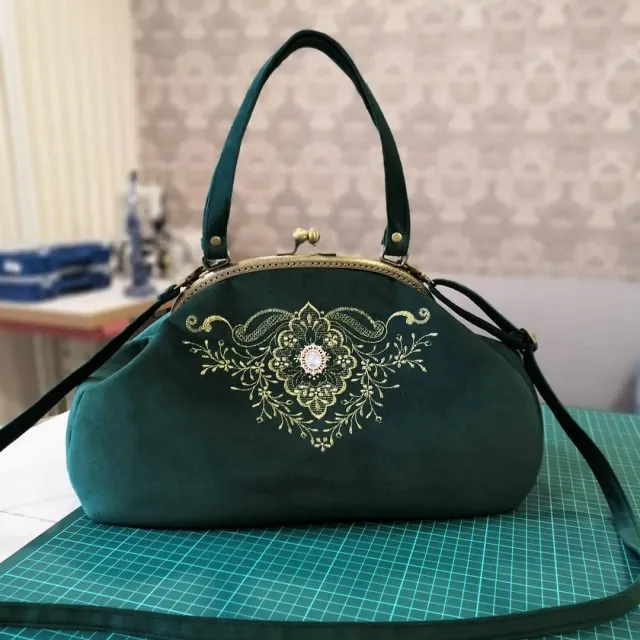 Внимание, Саквояж!👜
Большой, вместительный, красивый!!!
.
Первая сумка подобной формы. Её длина 38см и она, действительно довольно внушительного размера по сравнению с теми, которые я шила до этого.
.
Шился Саквояж, конечно же, на заказ. Кому нужен такой, могу повторить в любом цвете 😉
.
Всем чудесного субботнего вечера! 
С любовью к вам, #катябаланина
