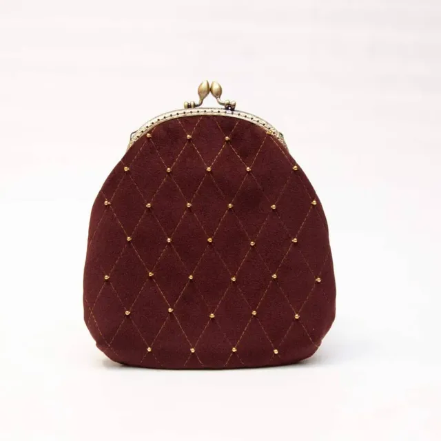 Есть какая-то особая прелесть в маленьких сумочках.👛
.
Согласитесь, что своей миниатюрностью, она добавляет грации и женственности любой женщине.
.
В коллекции сумочек с бусинками, пополнение. Теперь эта малышка есть ещё в сложном красно - коричневом цвете. Бусинки и фермуар цвета античное золото.
.
В комплекте есть цепочка 120см.
.
По вопросам заказа такой-же или такой же, но с "перламутровыми пуговицами" пишите в комментариях или в директ.
.
Всем отличного настроения и удачных выходных ❤️
.
#катябаланина
#катябаланина_заказ