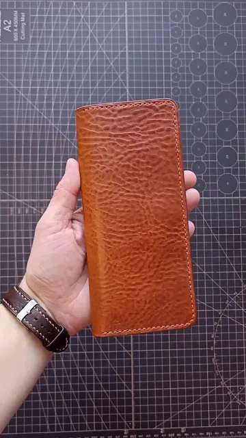 PDF Pattern - Leather long wallet. 

Size: 192*90 mm.

Punch pitch 4 mm.

Video Tutorial: https://youtu.be/pa3izqa6a44?si=RvzpWZeTZAIAVM1V

#barcaleathercraft #diyleathercraft #leatherpdfpattern #pdfpattern #leathergoods #longerwallet #longwallet