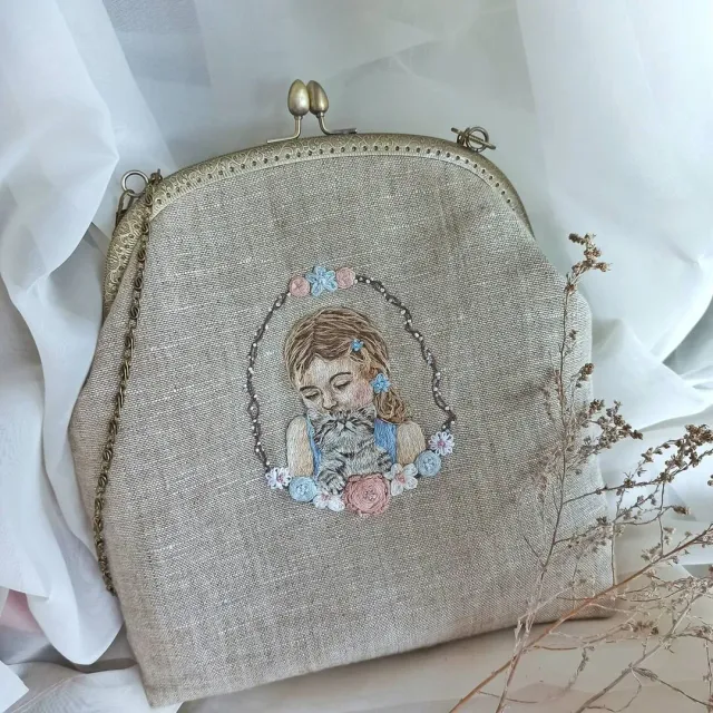 Моя первая сумка с фермуаром 👜😊
.
Размер 25*24 см, фермуар 20см.
Основная ткань- лён, подклада из плотного хлопка, простегана. Вышивка хлопковыми мулине.
.
На деле сумочка оказалась очень вместительной, несмотря на небольшой размер👌🏻 внутри карман на молнии и кармашек для мелочей.
Создана на заказ.
.
Не обещаю большой выбор сумок в будущем, так как шить я умею, но не очень люблю) здесь исключительно ловлю момент вдохновения 😅 Но однозначно, идеи сумочек с вышивкой засели в моей голове😊
.
.
.
#сумкаизльна #сумкасвышивкой#сумка #сумкаручнойработы #сумкасфермуаром #embroiderybag #embroiderydesign #embriodery #baghandmade #bag #вышивканазаказ #вышивканасумке
