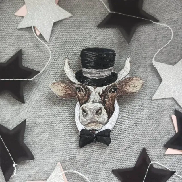 Прошу любить и жаловать, бык Иннокентий 🎩 Интеллигентный, образованный мужчина с прекрасным чувством юмора 😉 Мудрый, с богатым внутренним миром, в меру скромный)
.
Брошь унисекс, приживется одинаково хорошо на лацкане как женского, так и мужского пиджака👌🏻
Вышивка хлопком, с добавлением ненавязчивого блеска. Крепление-булавка с поворотным механизмом.
Совершенно свободен! Стоимость билета домой 2600₽
.

I ask you to love and favor, bull Innokenty 🎩 An intelligent, educated man with a great sense of humor 😉 Wise, with a rich inner world, moderately modest)
...
The brooch is unisex, will take root equally well on the lapel of both women's and men's jackets👌🏻
Cotton embroidery, with the addition of an unobtrusive shine. Swivel pin fastening.
Completely free! The cost of a ticket home is $ 40.
...
.
.
#броши#купитьброшь#идеиподарков#уютныйновыйгод #быквышивка#брошьтелец