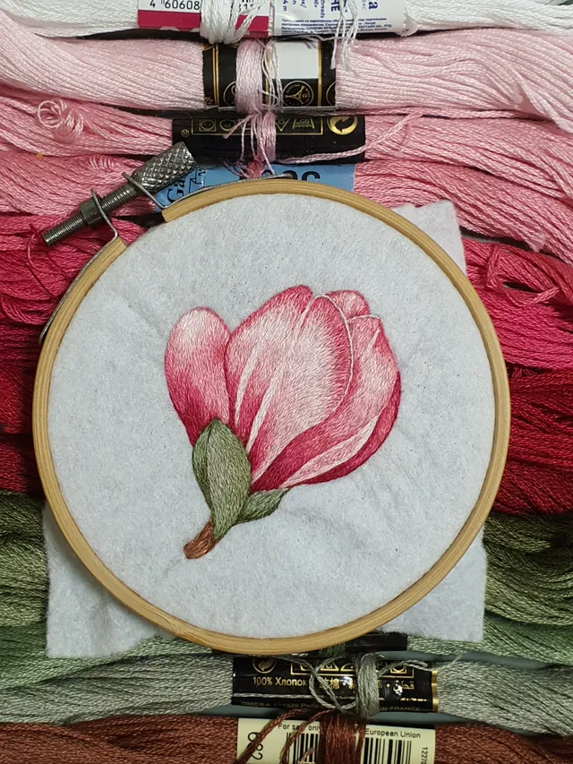 Flowers always complement a woman’s beauty, no matter the season.