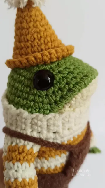 Crocheted toad in sweater and pants. 

height: 22 cm. (8,7")

#handmadefrog #toyfrog #toadtoy