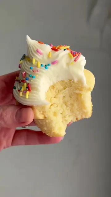 how to make the perfect vanilla cupcakes  #cupcakes #baking #howtobake #vanillacupcakes #bakingrecipe