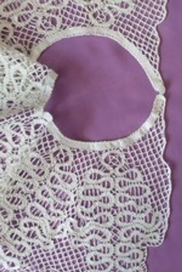 Weaving a lace cape on bobbins in the Italian style. Bobbin lace.