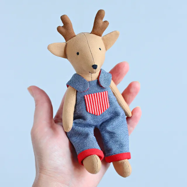 Want to make your own Christmas gift? Take a closer look at this cute deer softie!
This pocket-sized deer stuffed animal is quick and easy to make with my beginner friendly sewing pattern! The pattern will guide you through the sewing process from beginning to end. You will improve your skills and learn a lot of different sewing techniques, and your little one will definitely love their new little plushie!