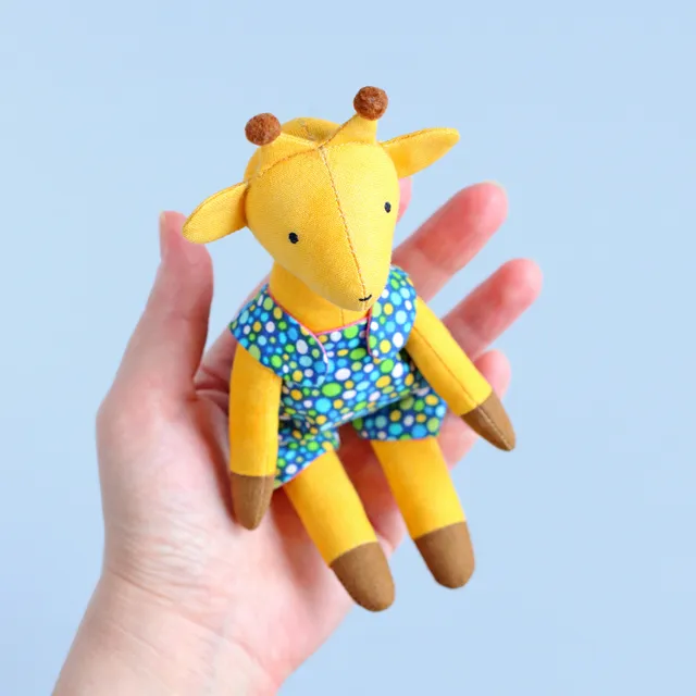 New mini friend in a couple of hours? Nothing could be easier with my sewing pattern!
Add a giraffe to your collection of stuffed animals. Look how cute it is! My easy to follow and beginner friendly sewing pattern will guide you through the sewing process from beginning to end and you'll sew your own softie quickly and easily. You will enjoy the sewing process!