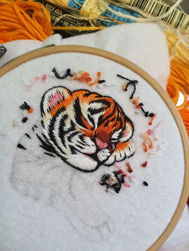 Watch this fierce little floof come to life! 🐯❤️ Thread by thread, the tiger cub gains his stripes. Do you agree he’s impossibly cute?