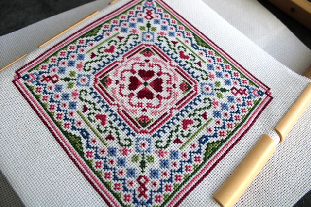 I really like this pattern. It looks complicated, but is actually quite simple to stitch ☺