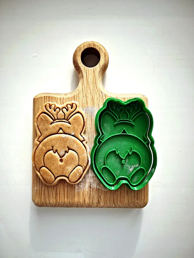 Yesterday we printed adorable Christmas corgi-style cookie cutters. MILOTA!