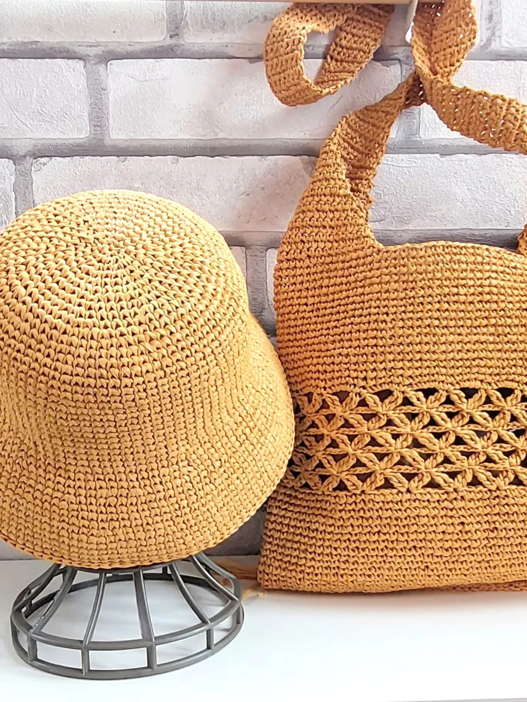 Spice up your summer style with a trendy straw raffia hat and a matching tote bag.