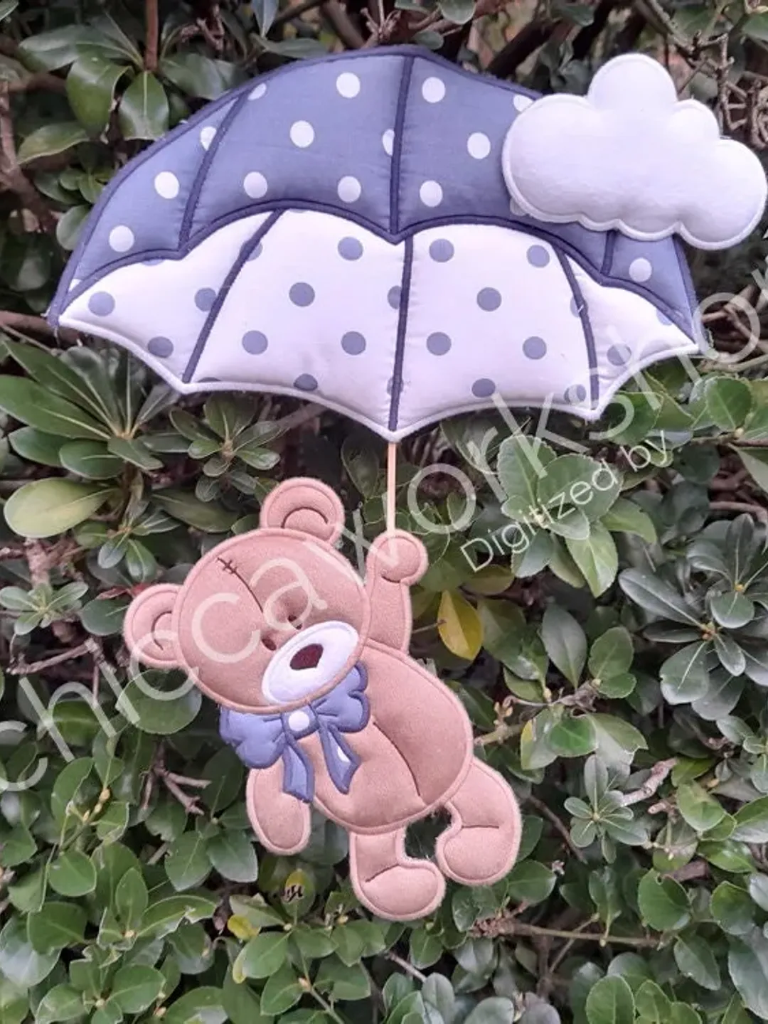 ITH Ghirlanda Orsetto con ombrello - Ricamo a macchina con tutorial, image size:1080x1440