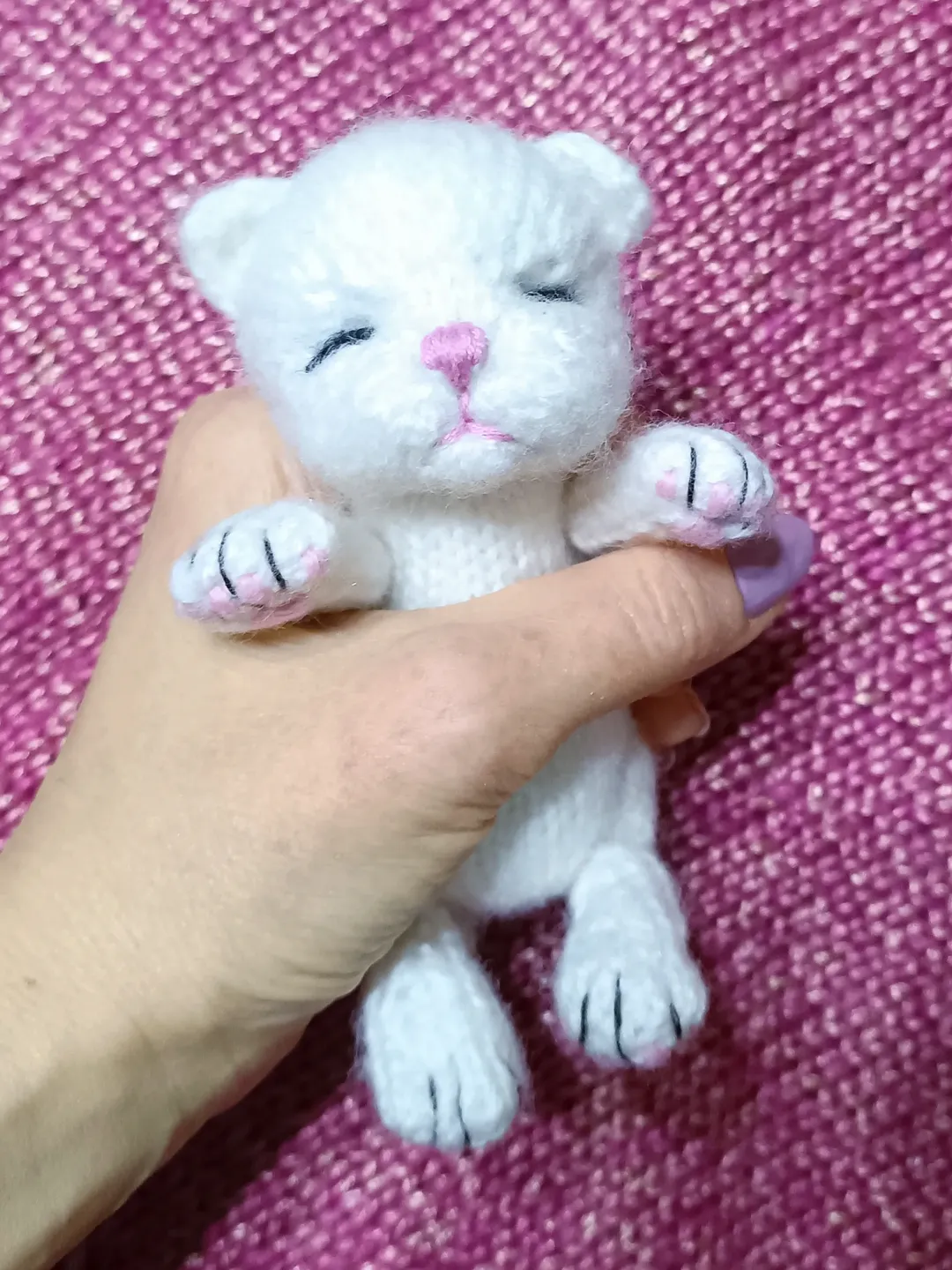 Realistic sleeping kitten, knitted kitten figurine, soft stuffed sleeping kitten, gift idea for the kitty lover