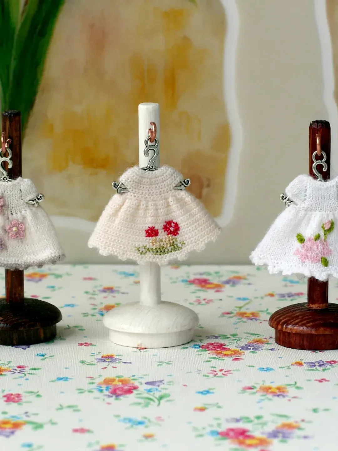 Miniature white dresses for mini 2 inches dollhouse dolls. Baby doll Heidi Ott clothes. Creativhook miniature. Mini doll