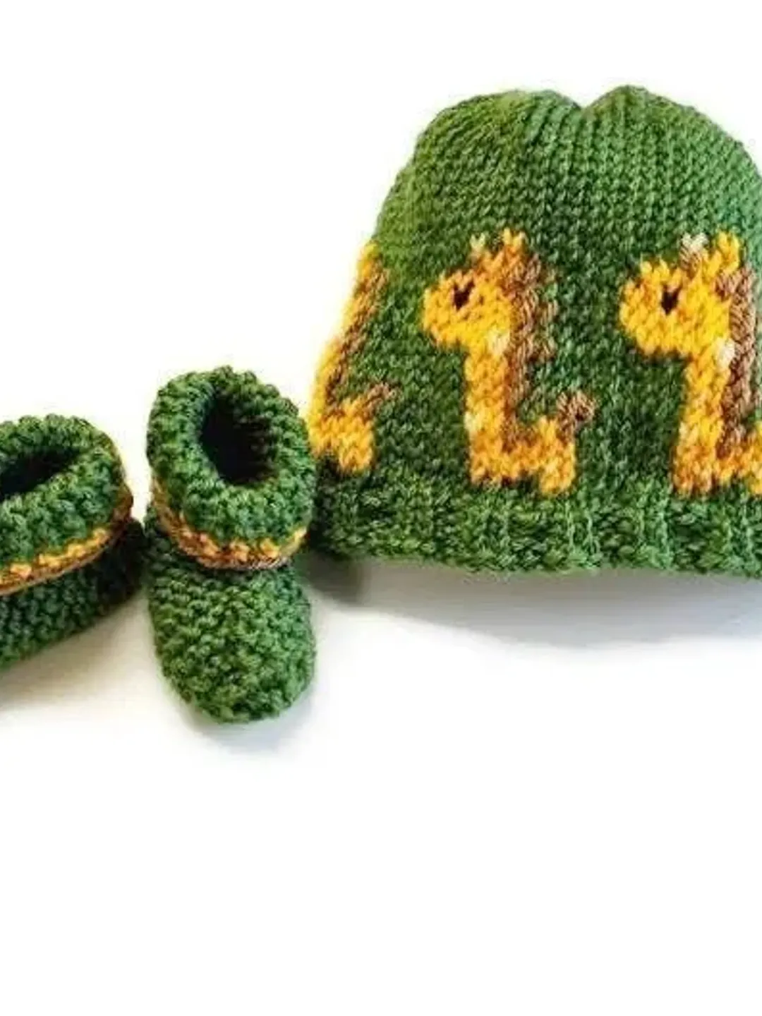 Green Giraffe Hat and Booties Set for New Babies, Expectant Parent Baby Shower Gift Idea, Newborn Crib Hat and Shoes, Birth Photography Prop