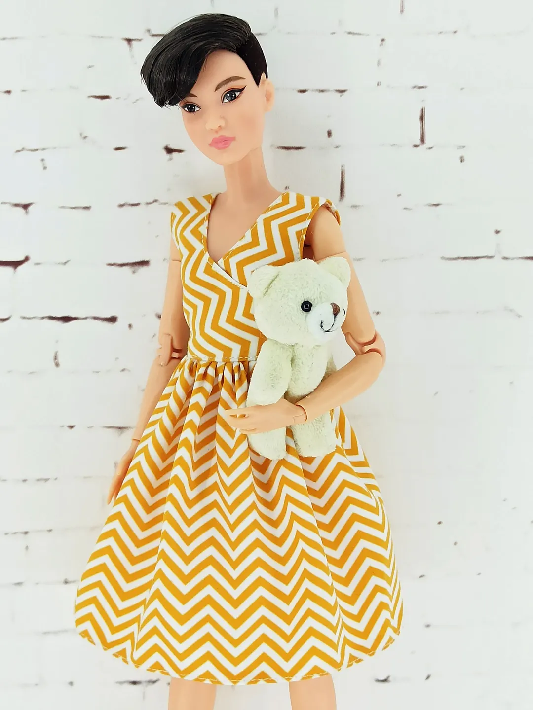 Summer dress with yellow zigzags for Barbie Doll (Petit)