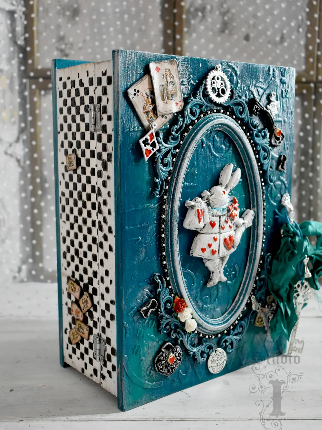 A turquoise box with rabbit-herald Alice in Wonderland