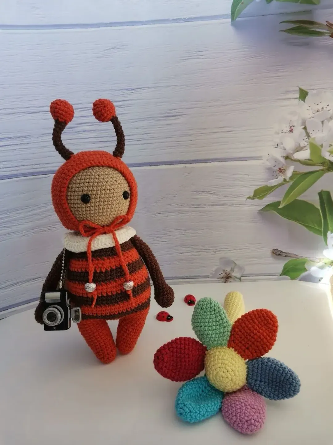 Crochet pattern bee in english PDF file with detailed description and photo