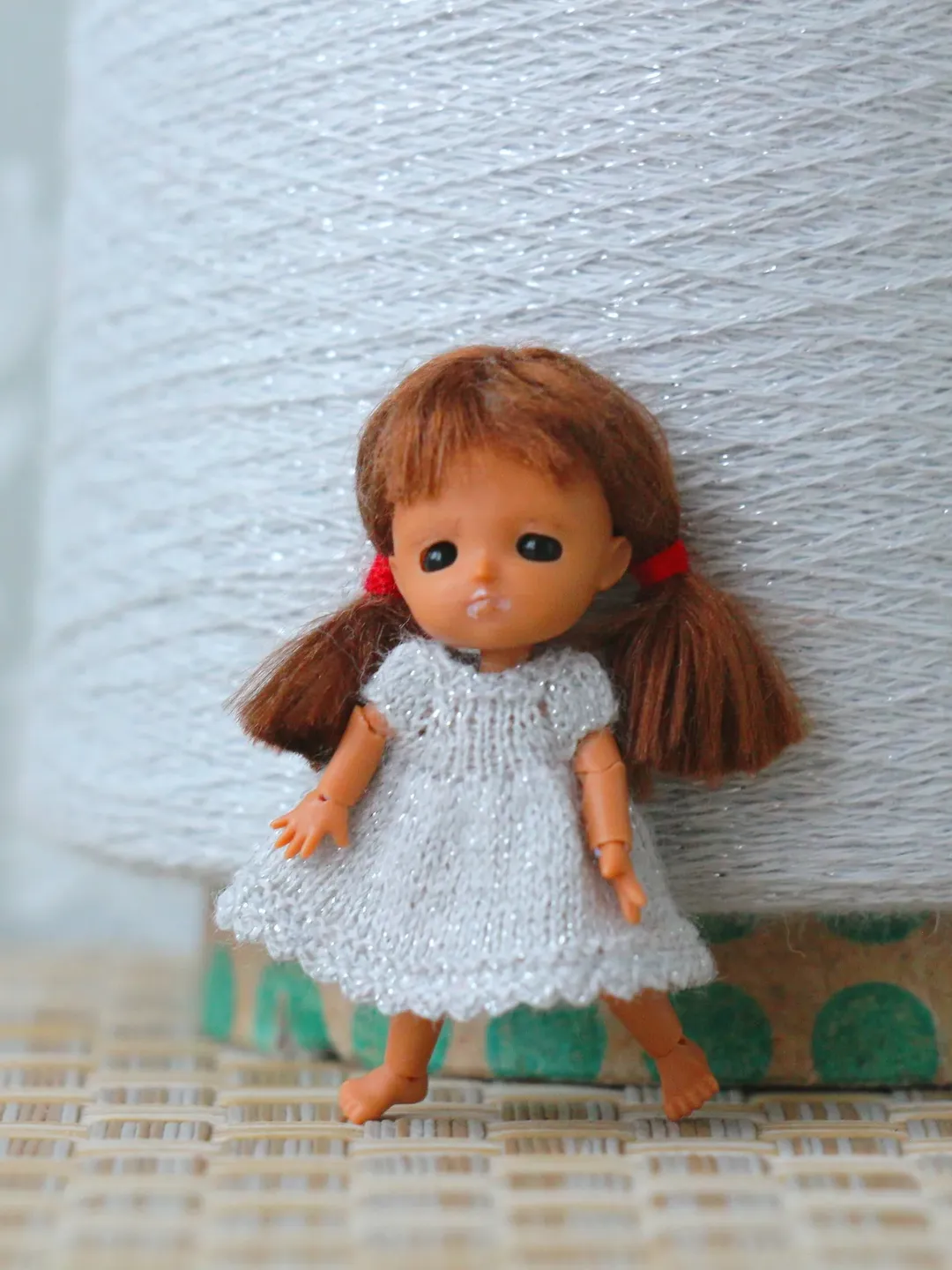 Micro hand knit white dress to micro 1,5 inches BJD China Geliefuxiaoxiao.  Creativhook dolls clothing. Tiny BJD dress