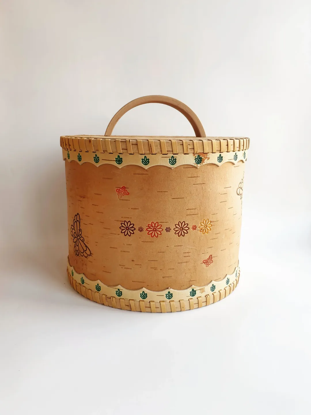 Round Birch bark box, wood box