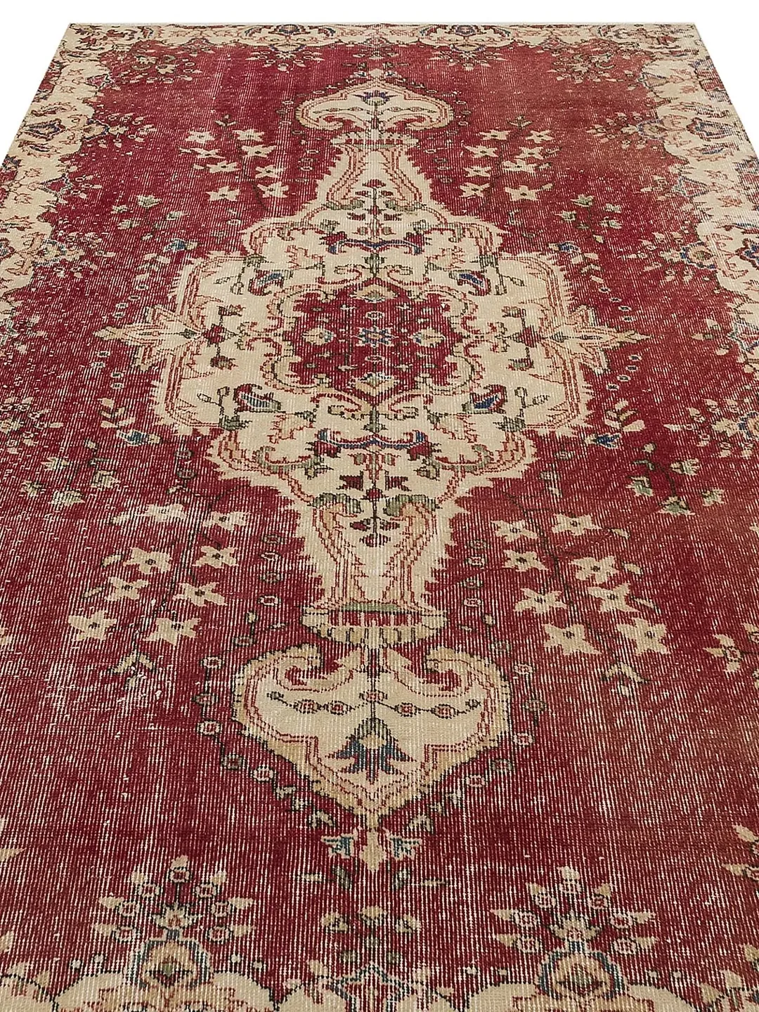 Boho elegance: Vintage red Turkish rug, 5.57 x 9.28 ft. Perfect for home decor, Oushak style, and bohemian kilim.