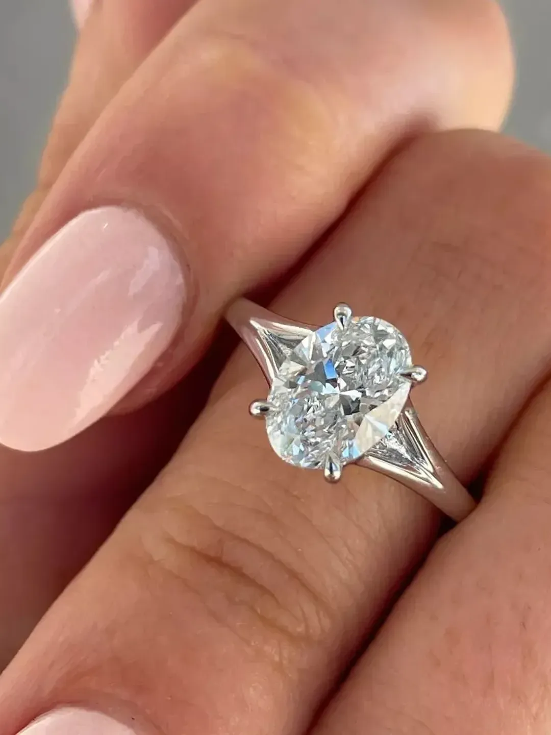 Oval Shape Moissanite Split Shank Wedding Ring,9x7mm 2.25Ct.Valentine Gift,Gift For Her,Anniversaru Ring,Perfect gift for Her,Wedding Ring.