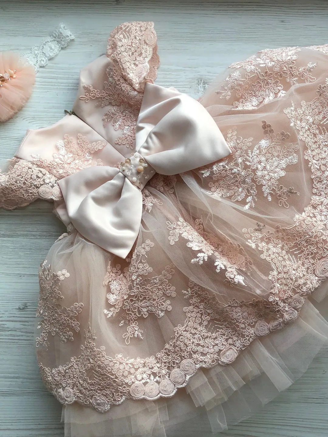 Light pink dress with headband. Dress with lace and pearls for baby girl. Tutu dress with headband. First birthday dress. Flower girl dress