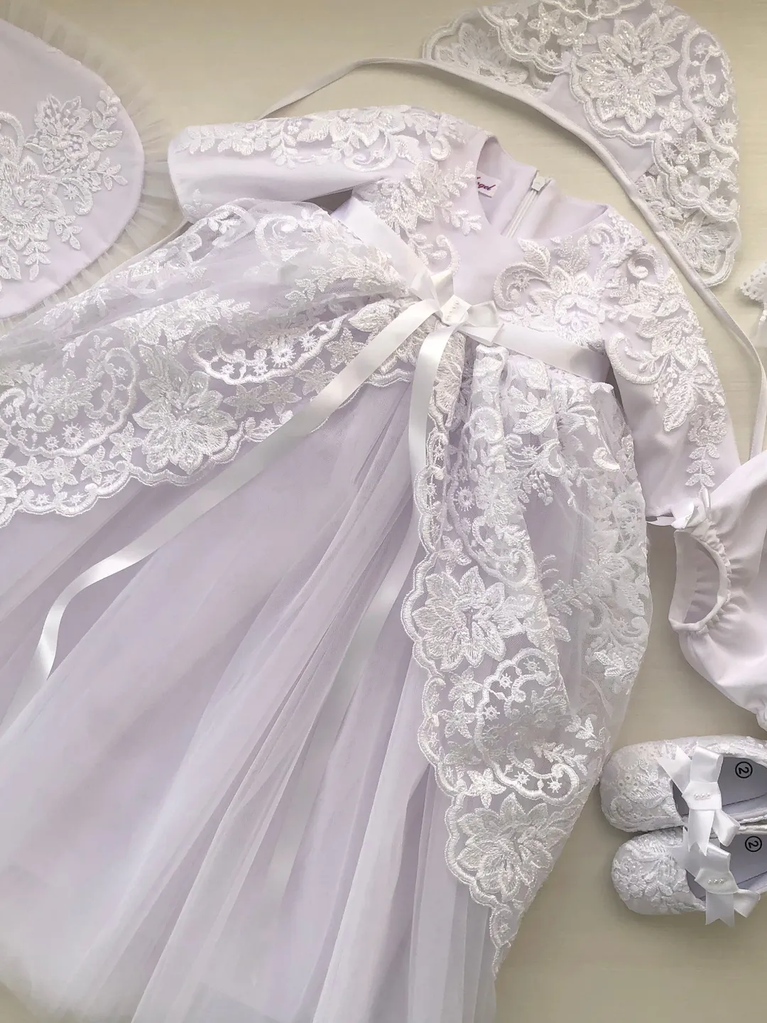 White dress with sparkles, bib, headband, bonnet, panties and shoes. Gown with lace, tulle, pearls and ribbon. Baptism 6 pieces set.