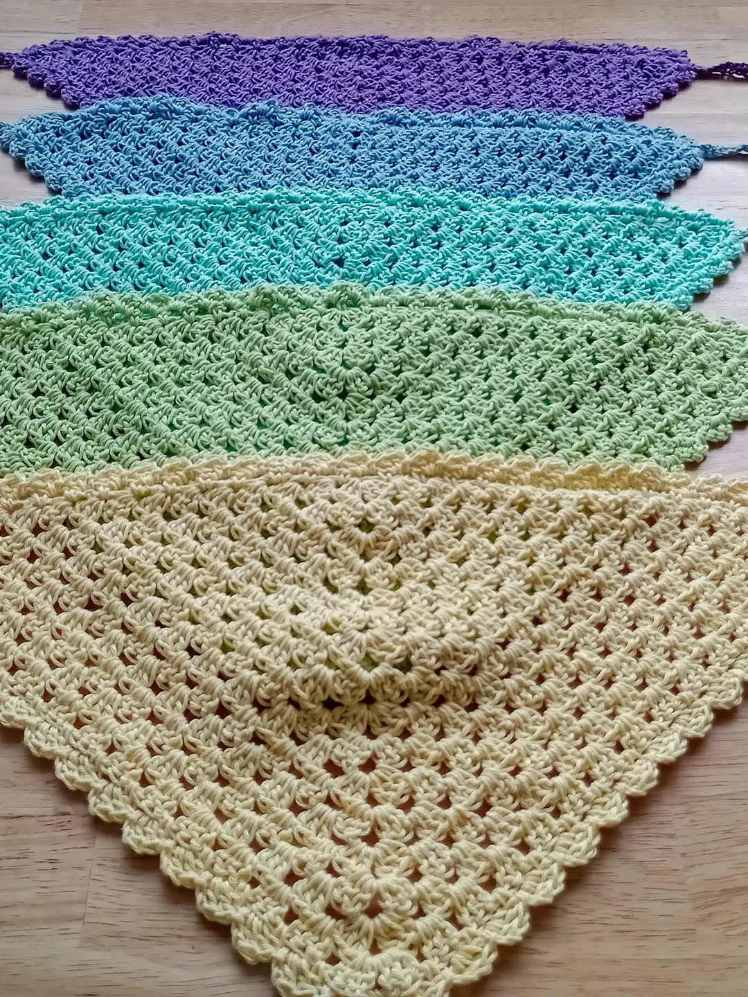 Gehäkeltes blaues Bandana Kopftuch für Frauen und Mädchen Schickes Dreiecktuch aus Baumwolle Italienisch vintage Kopfbedeckung Sonnenschutz