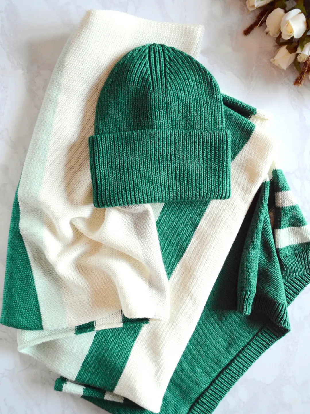 Knitted set hat and scarf stole emerald green