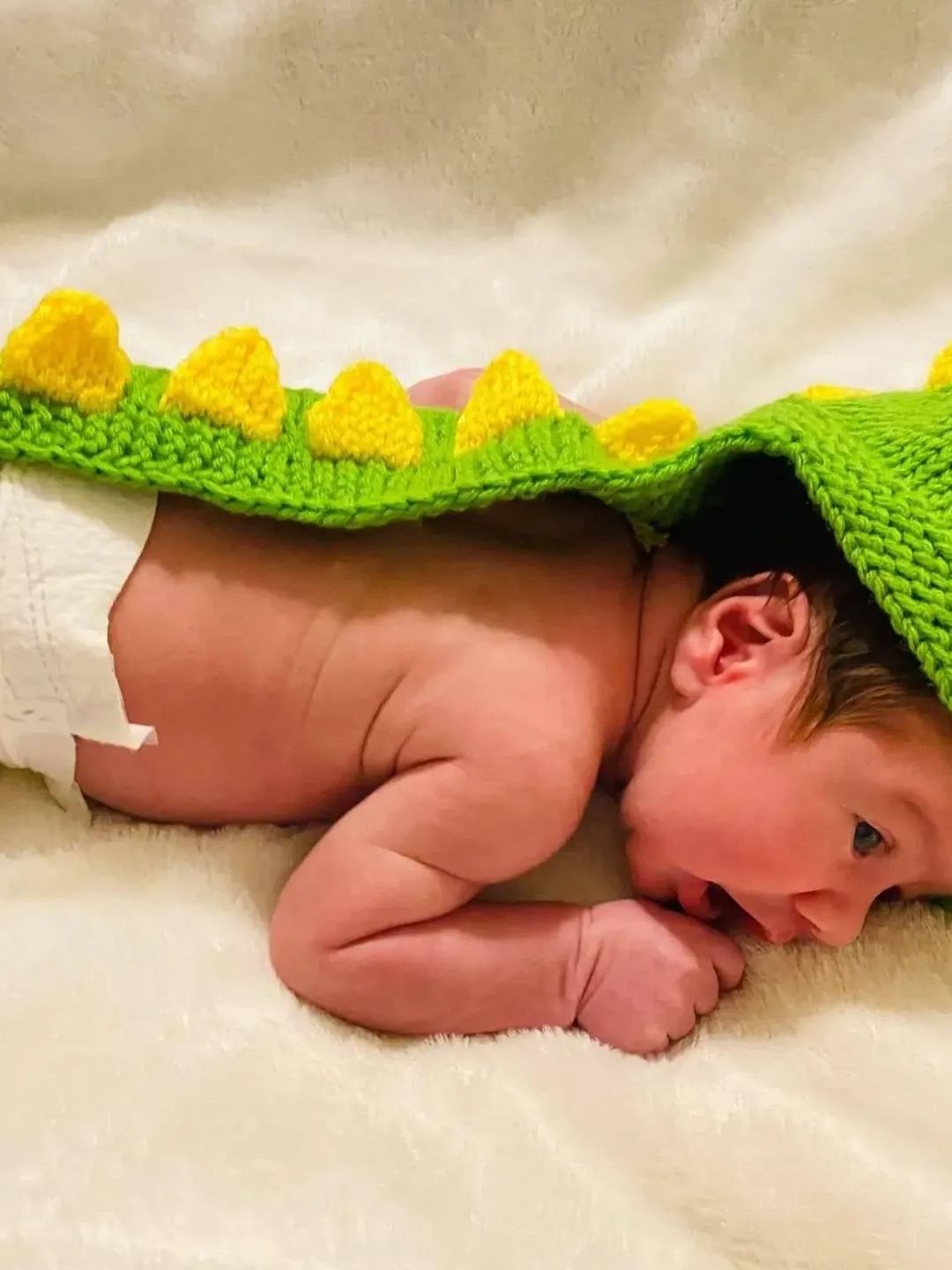 Knitted Yarn Dinosaur Hat with Long Tail for Newborn Photoshoots, Green and Yellow Dino, Birth Photography, Photoshoot Props, Dinosaur Suite