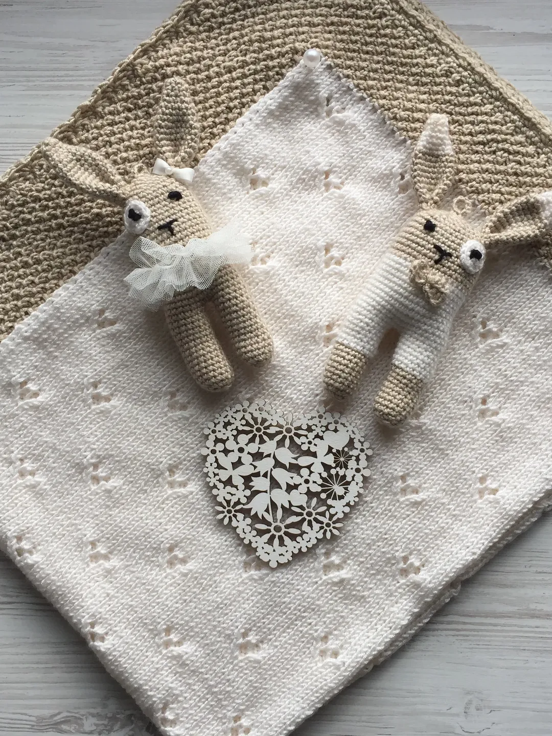 Hand made knitting blanket for baby. Blanket for newborn baby. Blanket with toys. Baby shower blanket. Blanket for baby girl. Gift for baby