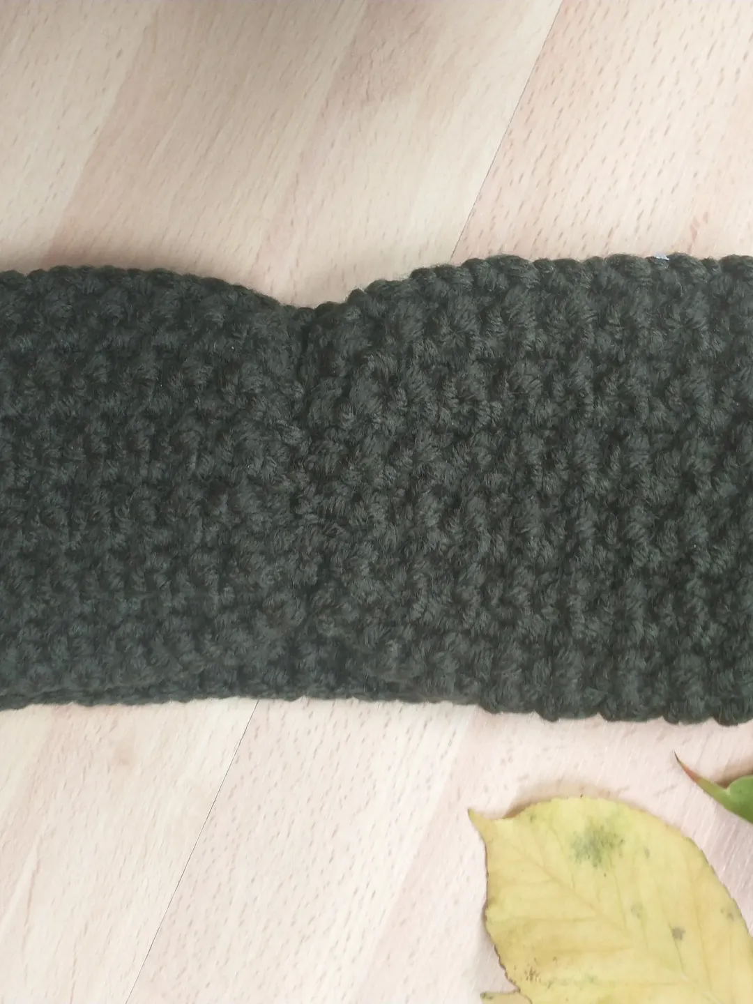 Gehäkelte dunkelgrüne Stirnband für Herbst und Winter Warme Ohrenschützer für kalte Tage Windschutz im Winter Ski Bekleidung für Damen