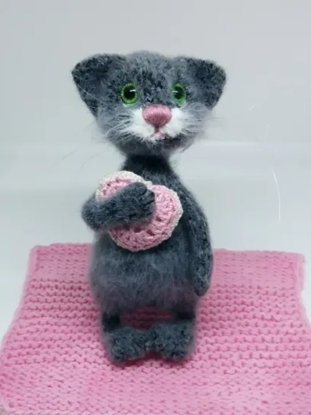 Realistic plush cat longhaired kitten, soft fluffy kitten as real, plush fluffy cat with movable paws, toy pet for girl