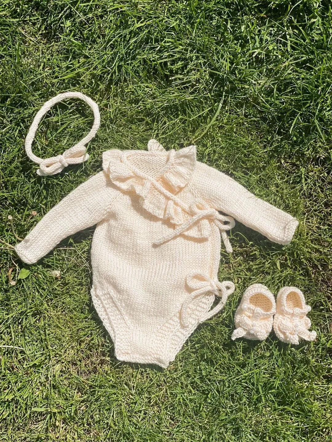 Light beige knit romper with headband and booties. Hand made outfit for baby girl. Photo props for baby girl.