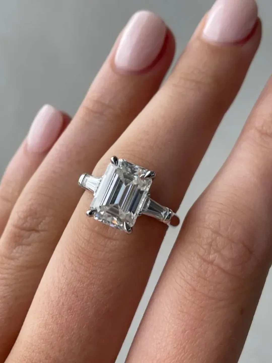 Emerald Cut Moissanite Halo Design 10x8mm3.75ct Wedding Ring,ValentineGift,Gift For Her,Anniversary Ring,Perfect gift for Her,Birthday Gift.