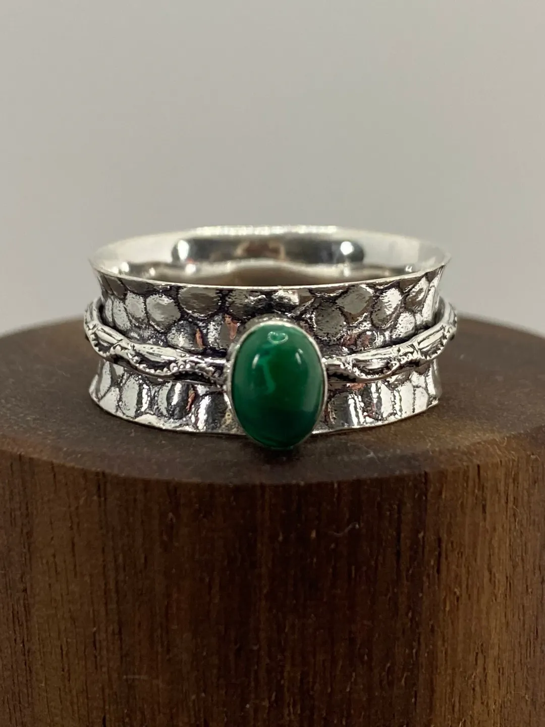 hammered spinner ring , hammered spinner ring with green gem , hammered spinner ring with gem , silver spinner ring, malachite spinner ring