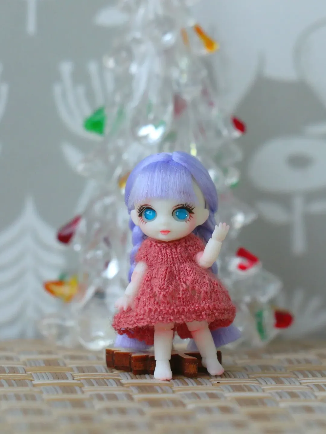 Micro hand knit white dress to micro 1,5 inches BJD China Geliefuxiaoxiao.  Creativhook dolls clothing. Tiny BJD dress