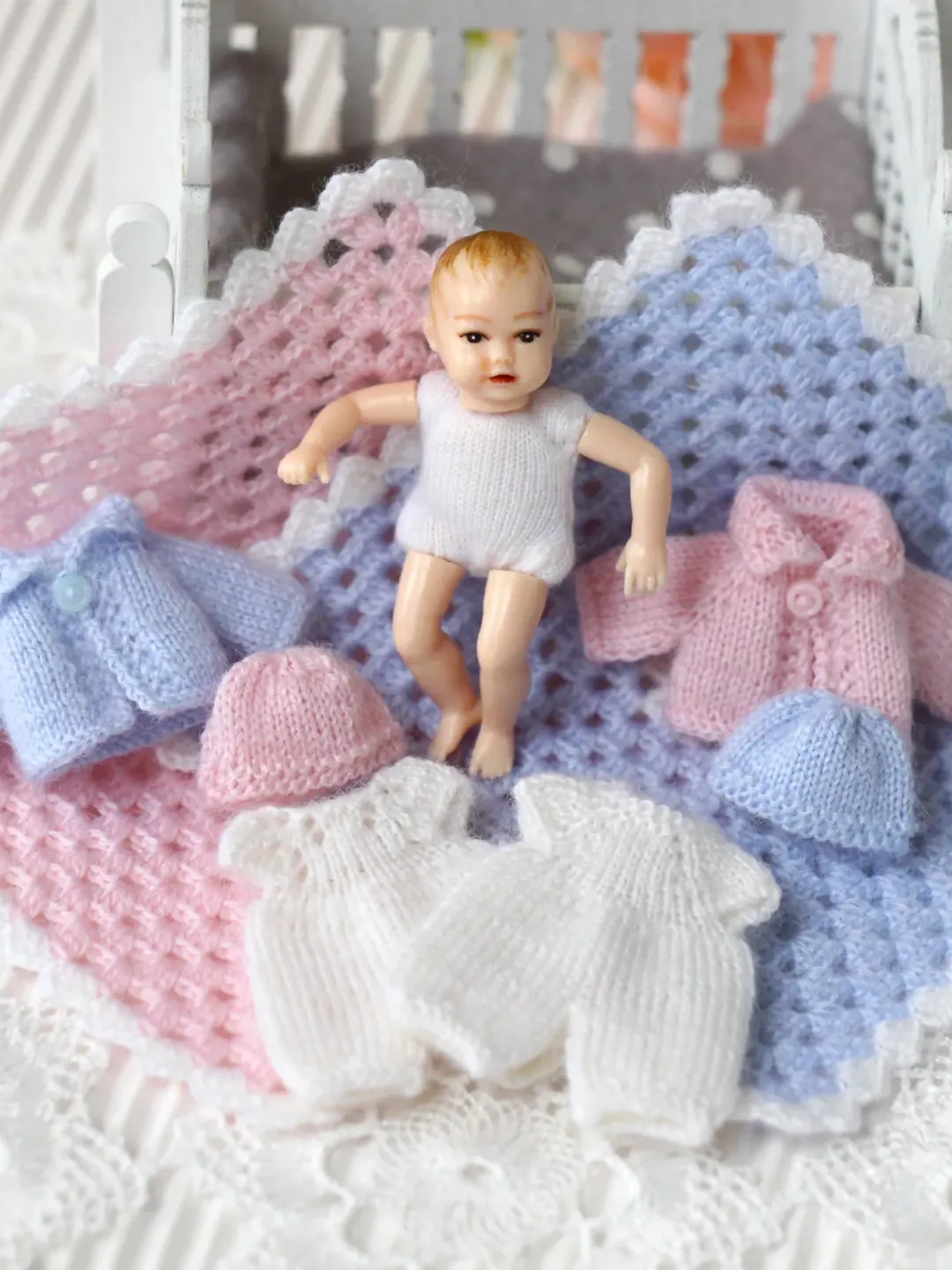 Miniature full set and blanket for Baby doll Heidi Ott 2 inches. Miniature knitting clothes for baby doll  Creativhook