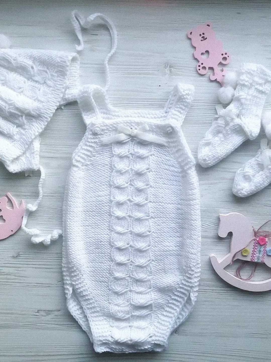 Knit romper with hat and socks for baby girl. White knit romper with bow and pearls, hat with mink fur and socks with mink fur for baby.