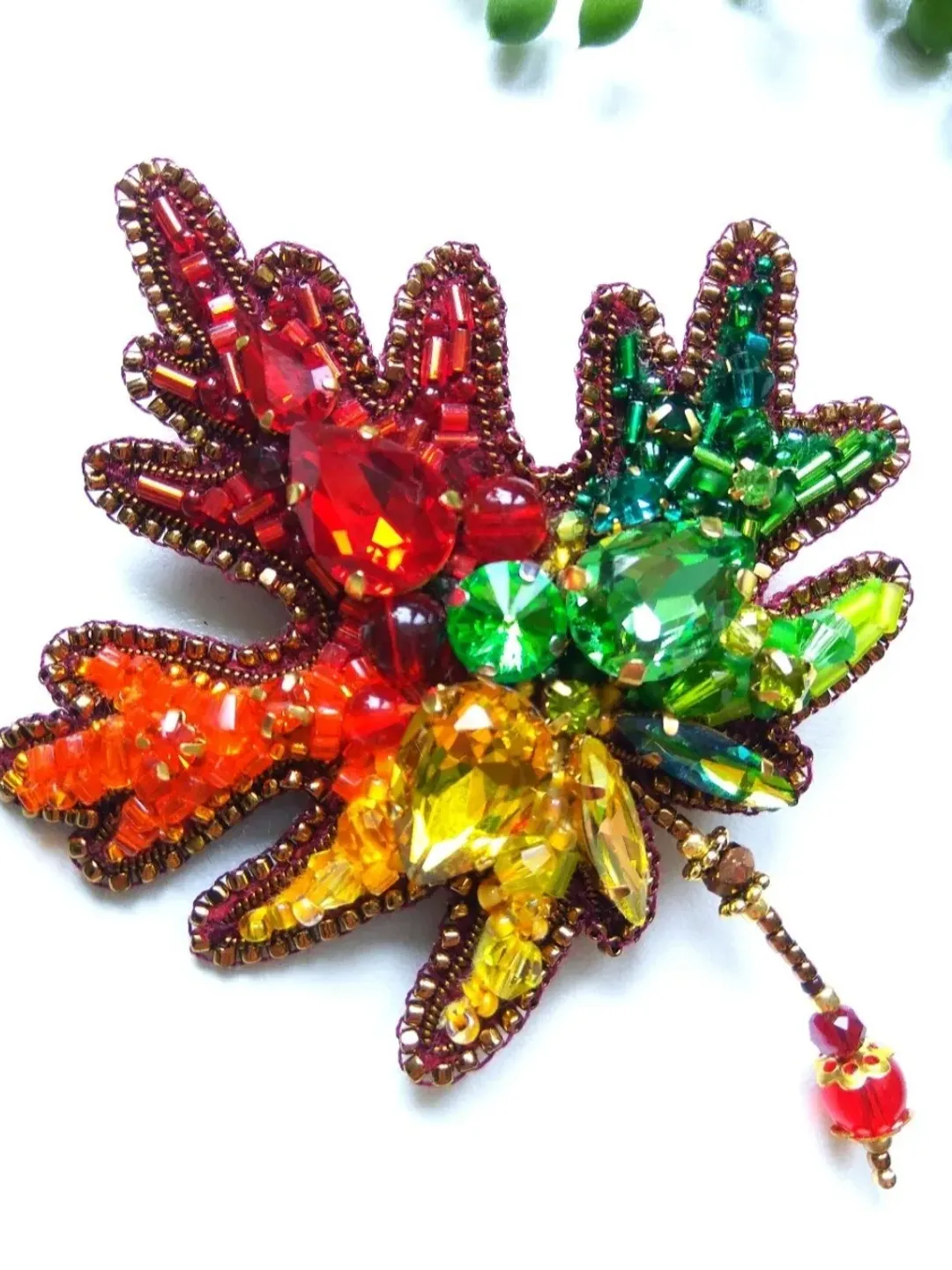 Beaded brooch, leaf pin, maple brooch, maple leaf brooch, beaded brooch pin, embroidered brooch, madam toto,gift for her