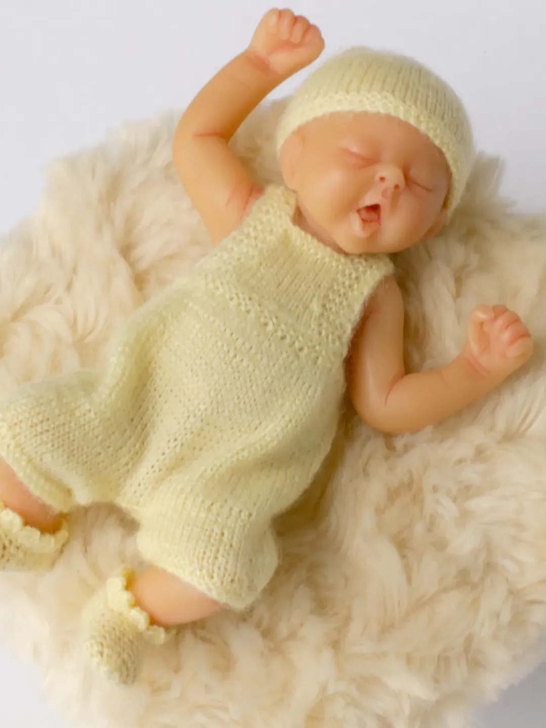 Baby doll 4 inches knitted clothes  Miniature overall, hat, slippers Clothes to Camille Allen mini doll. Creativhook