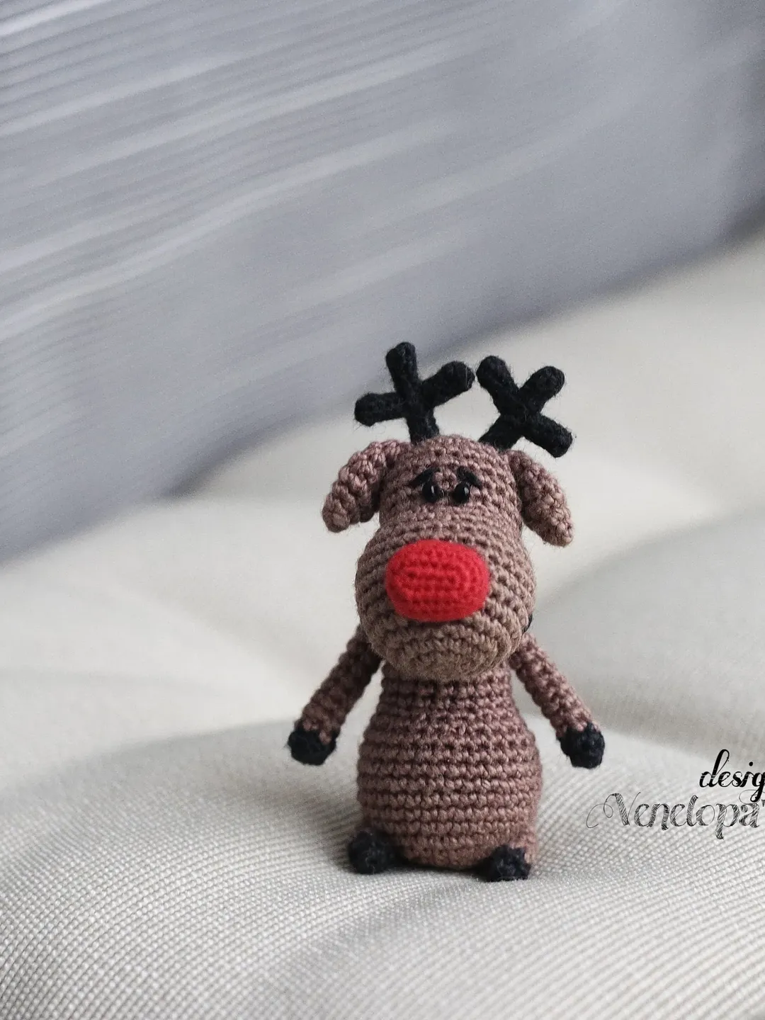 Christmas Deer crochet pattern, amigurumi reindeer pattern in English, crochet toy keychain
