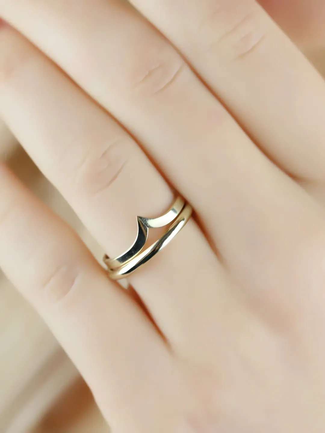 CHEVRON WEDDING BAND | V Shape Wedding Ring | Classic Dainty Wedding Ring | Modern Women Curved Band | Gift For Wedding | 14k Gold Jewelry