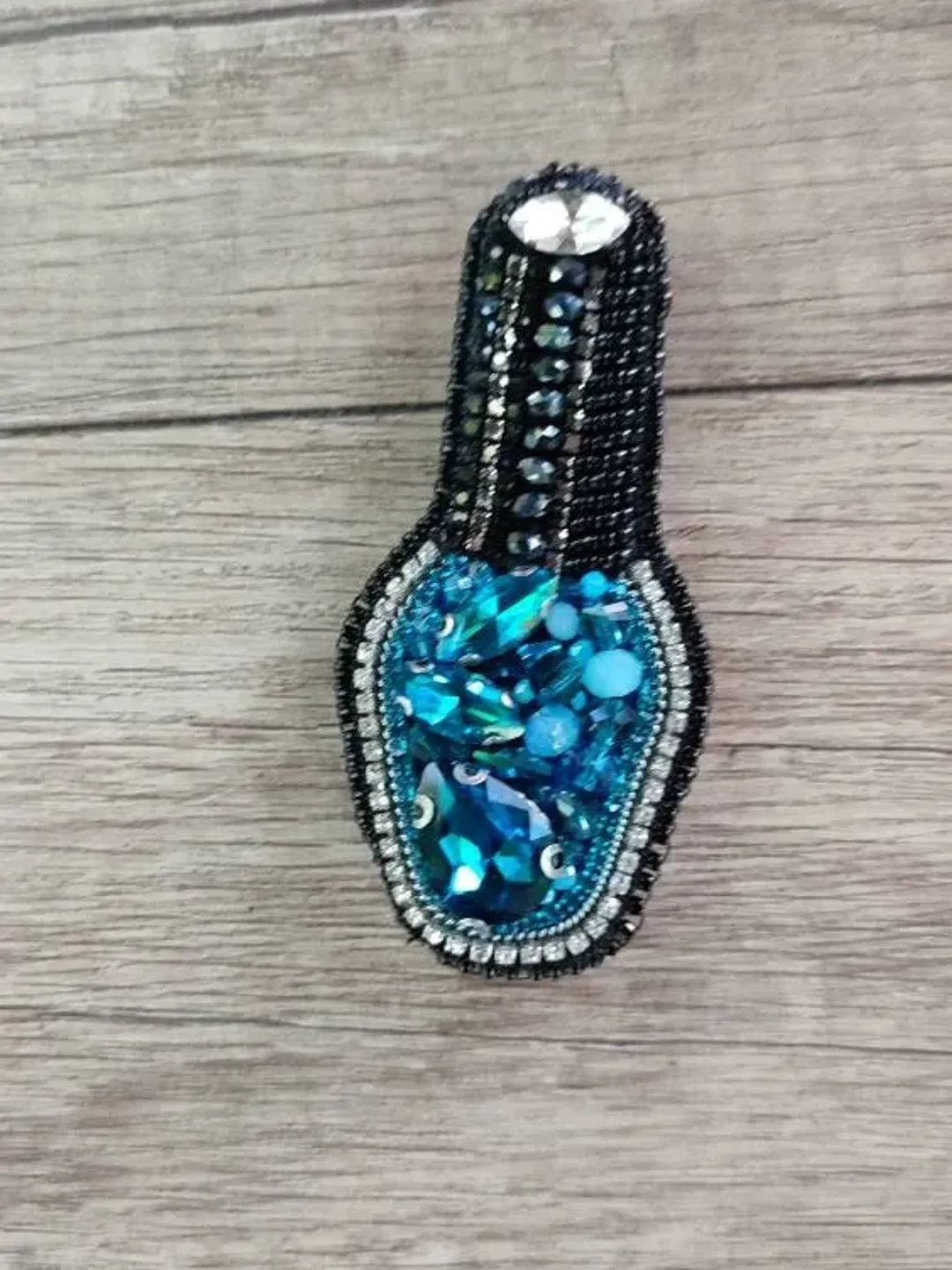 Brooch embroidery Embroidered brooch, Beaded  brooch, Nail polish brooch, Embroidered accessories, Embroidered jewelry, rhinestone brooch
